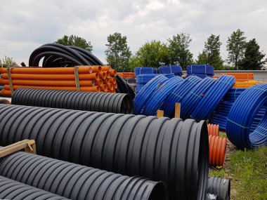 Bir ambar için çeşitli amaçlar, çapı ve rengi açık havada plastik boru. Üretim ve inşaat works.om Plastik plastik ürünleri satışı. Drenaj ve kanalizasyon