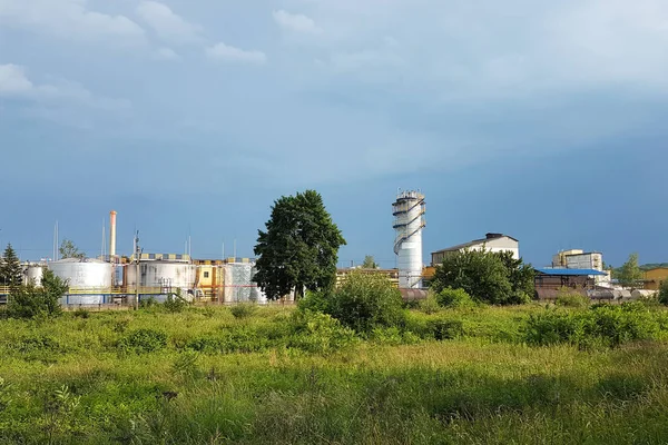 Olie Raffinaderij Plant Tegen Achtergrond Van Regenwolken Stralen Van Ondergaande — Stockfoto