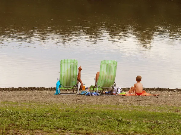 Family Father Mother Son Resting Beach Chairs Shore Pond Family — Stock Photo, Image