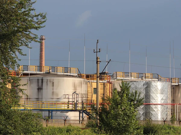 Olie Raffinaderij Plant Tegen Achtergrond Van Regenwolken Stralen Van Ondergaande — Stockfoto