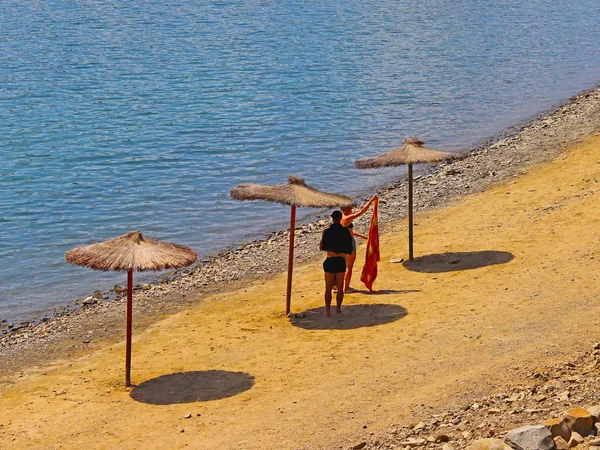 Guy Girl Beach Umbrellas Out Cower Quality Comfort Rest Water — Stock Photo, Image