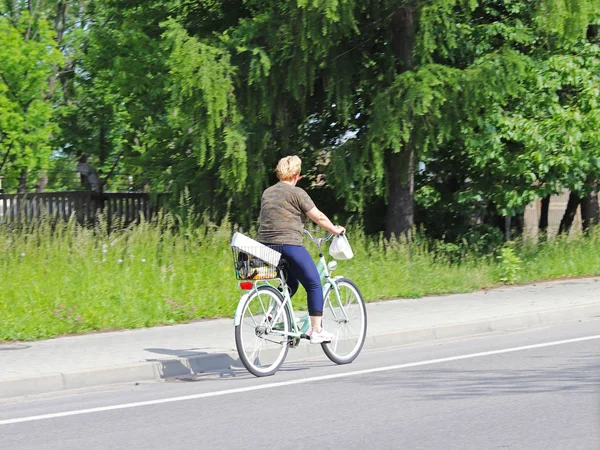 Eine Frau Fährt Einem Sonnigen Klaren Tag Mit Dem Fahrrad — Stockfoto
