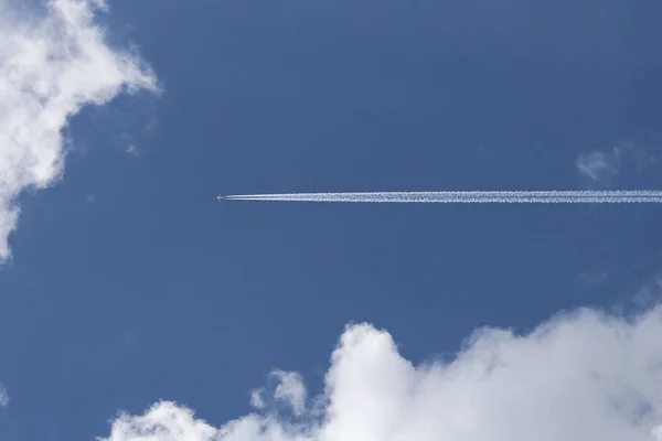 Samolot Pasażerski Latają Wysoko Niebie Chmurach Liniowej Powietrza Śladu Gazów — Zdjęcie stockowe