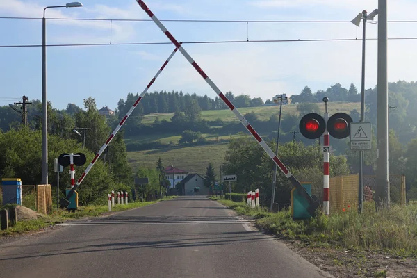 Bir Bariyer Ile Demiryolu Geçişi Yol Işaretleri Taşıma Sistemi Avrupa — Stok fotoğraf