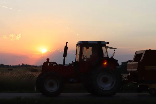 Egy Mezőgazdasági Traktor Túrák Ellen Narancssárga Naplemente Beállítás Nap Süt — Stock Fotó