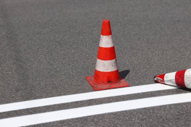 Hareketsiz değil ile çapraz dekore edilmiş yaya geçidi red kurumuş. Yol işaretleri tarafından trafik kısıtlama. Yaya yol işaretleri güncelleştirmek. Işıksaçan boya gri asfalt üzerinde. Erkekler iş başında.