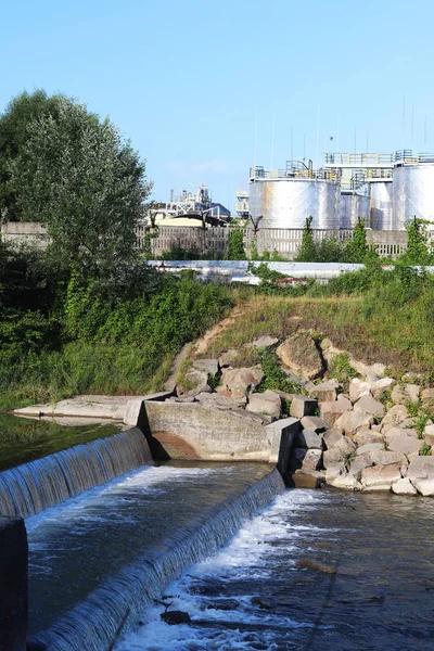 Panorama Ropné Rafinerie Kovových Konstrukcí Budov Paprscích Slunečního Světla Pozadí — Stock fotografie