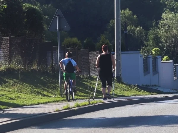 Mutter Und Sohn Treiben Sport Skandinavisch Nordic Walking Und Fahrrad — Stockfoto