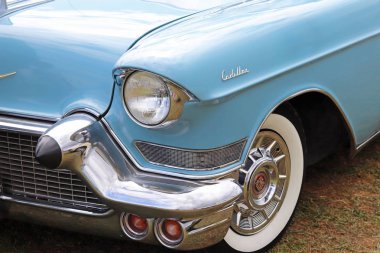 Yaslo, Polonya - 3 Temmuz 2018: mavi renk eski bir Amerikan klasik cadillus bir parçası. Tampon ve şirket logosu ile ön sol far. Toplama ve eski arabalar restorasyonu. Amerikan rüyası