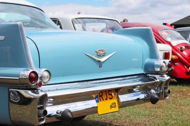 Yaslo, Polonya - 3 Temmuz 2018: mavi renk eski bir Amerikan klasik cadillus bir parçası. Sol arka tampon ve şirket logosu ile geri. Toplama ve eski arabalar restorasyonu. Amerikan rüyası