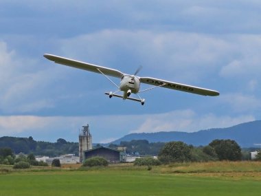 Yaslo, Polonya - ışık iki turboprop uçak Havaalanı üzerinden kapalı 3 Temmuz 2018:Take. Gelecekteki pilot yetiştirme. Uçan makineler çocukluğundan beri sevgisi. Pahalı şeyler satın alma.