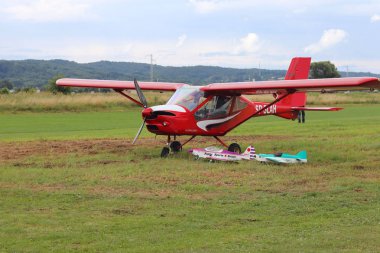 Yaslo, Polonya - 3 Temmuz 2018: Havaalanı uçaklarda modelleri kırmızı renk ışık iki turboprop uçak stand. Airshow serbest zaman harcamak zaman eğlence için.