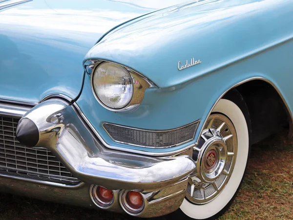 ヤスウォ ポーランド 2018 青い色の古いアメリカの古典的な Cadillus のフラグメント バンパーと社名ロゴとフロントの左ヘッドライト 収集し 古い車の修復 アメリカン — ストック写真