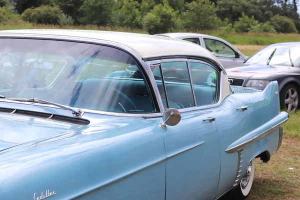 Yaslo, Polonya - 3 Temmuz 2018: mavi renk eski bir Amerikan klasik cadillus bir parçası. Tampon ve şirket logosu ile ön sol far. Toplama ve eski arabalar restorasyonu. Amerikan rüyası
