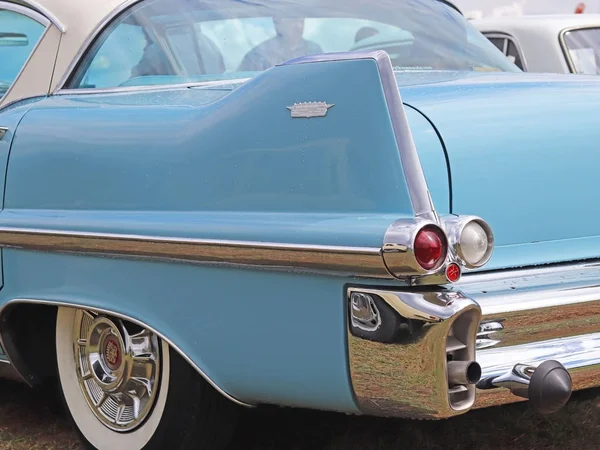 Yaslo, Polonya - 3 Temmuz 2018: mavi renk eski bir Amerikan klasik cadillus bir parçası. Sol arka tampon ve şirket logosu ile geri. Toplama ve eski arabalar restorasyonu. Amerikan rüyası