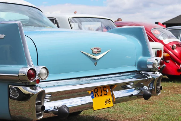 Yaslo, Polonya - 3 Temmuz 2018: mavi renk eski bir Amerikan klasik cadillus bir parçası. Sol arka tampon ve şirket logosu ile geri. Toplama ve eski arabalar restorasyonu. Amerikan rüyası