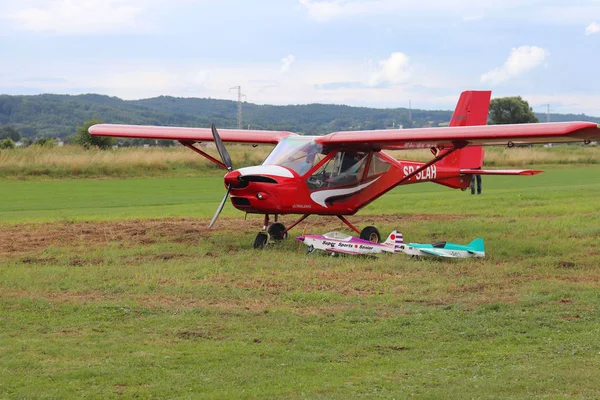 Yaslo, Polonya - 3 Temmuz 2018: Havaalanı uçaklarda modelleri kırmızı renk ışık iki turboprop uçak stand. Airshow serbest zaman harcamak zaman eğlence için.