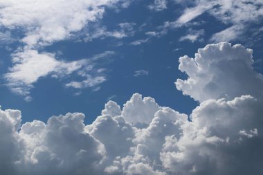 Kümülüs ve sirrus bulutlarıyla açık mavi gökyüzü. Güneşli bir hava. Neşeli bir ruh hali. Yüksek basınç. Temiz hava ekolojisi. Gaz halindeki bir su. Yağmur ve dolu kaynağı. Hava tahminleri.