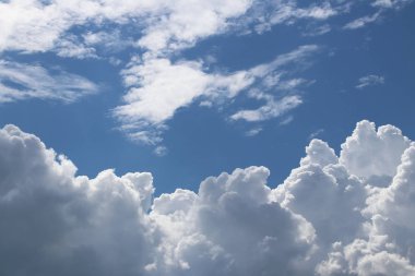 Kümülüs ve sirrus bulutlarıyla açık mavi gökyüzü. Güneşli bir hava. Neşeli bir ruh hali. Yüksek basınç. Temiz hava ekolojisi. Gaz halindeki bir su. Yağmur ve dolu kaynağı. Hava tahminleri.