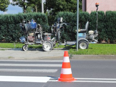 Trafik işaretleri ile işaretleme yeni bir renkli yaya geçidi. Yol işaretleriyle trafiğin kısıtlanması. Yol işaretlemelerini çizmek ve güncellemek için bir makine. Güvenlik ve trafik kuralları