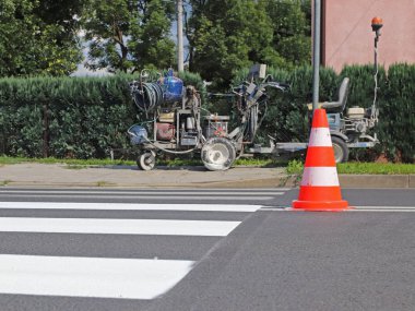 Trafik işaretleri ile işaretleme yeni bir renkli yaya geçidi. Yol işaretleriyle trafiğin kısıtlanması. Yol işaretlemelerini çizmek ve güncellemek için bir makine. Güvenlik ve trafik kuralları