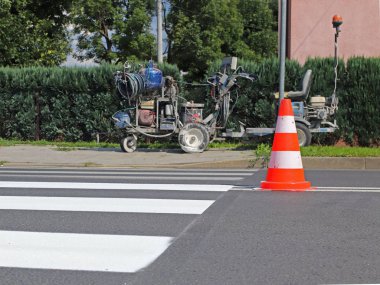 Trafik işaretleri ile işaretleme yeni bir renkli yaya geçidi. Yol işaretleriyle trafiğin kısıtlanması. Yol işaretlemelerini çizmek ve güncellemek için bir makine. Güvenlik ve trafik kuralları