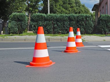 Hareketsiz değil ile çapraz dekore edilmiş yaya geçidi red kurumuş. Yol işaretleri tarafından trafik kısıtlama. Yaya yol işaretleri güncelleştirmek. Işıksaçan boya gri asfalt üzerinde. Erkekler iş başında.