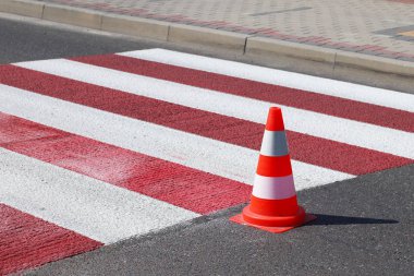 Hareketsiz değil ile çapraz dekore edilmiş yaya geçidi red kurumuş. Yol işaretleri tarafından trafik kısıtlama. Yaya yol işaretleri güncelleştirmek. Işıksaçan boya gri asfalt üzerinde. Erkekler iş başında.