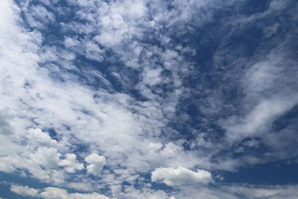 Ciel Bleu Clair Avec Cumulus Cirrus Météo Ensoleillée Bonne Humeur — Photo