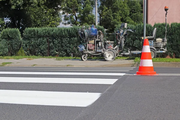 Маркировка Дорожными Знаками Нового Цветного Пешеходного Перехода Ограничение Движения Дорожными — стоковое фото