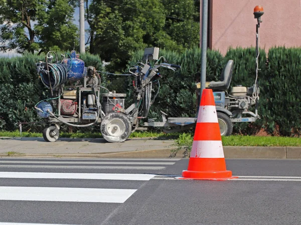 Маркировка Дорожными Знаками Нового Цветного Пешеходного Перехода Ограничение Движения Дорожными — стоковое фото