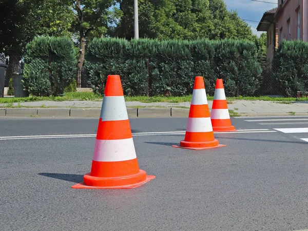 Hareketsiz değil ile çapraz dekore edilmiş yaya geçidi red kurumuş. Yol işaretleri tarafından trafik kısıtlama. Yaya yol işaretleri güncelleştirmek. Işıksaçan boya gri asfalt üzerinde. Erkekler iş başında.