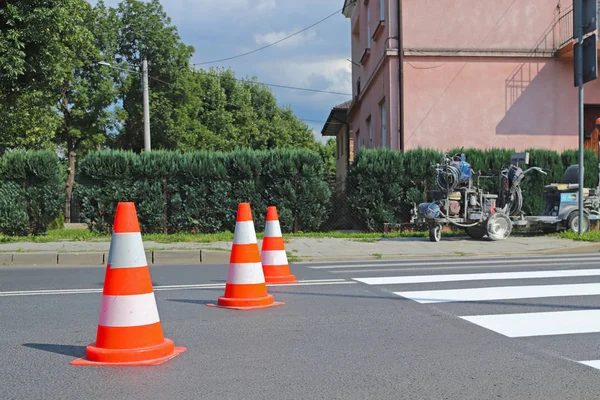Trafik işaretleri ile işaretleme yeni bir renkli yaya geçidi. Yol işaretleriyle trafiğin kısıtlanması. Yol işaretlemelerini çizmek ve güncellemek için bir makine. Güvenlik ve trafik kuralları