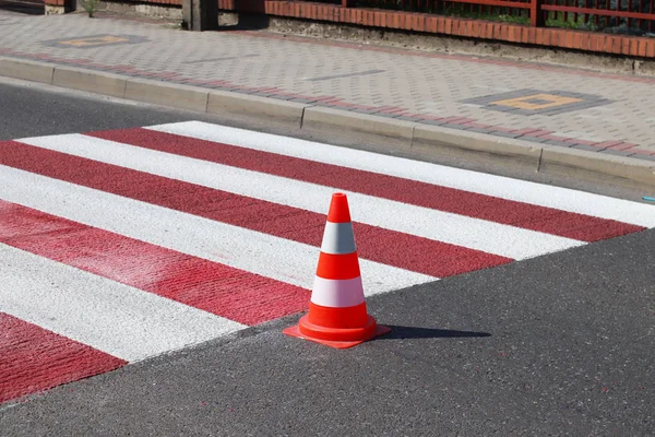 Крест Украшенный Пешеходным Переходом Высохшим Красным Ограничение Движения Дорожными Знаками — стоковое фото