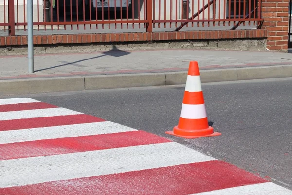 Крест Украшенный Пешеходным Переходом Высохшим Красным Ограничение Движения Дорожными Знаками — стоковое фото