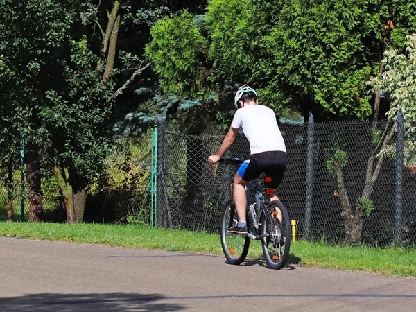 Der Mann Fährt Auf Dem Hinterrad Eines Fahrrads Auf Der — Stockfoto