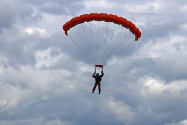 Yaslo, Polonya - 1 Temmuz 2018: zor meteorolojik koşullarda paraşüt ile paraşütçü atlar. Bir bulutlu karanlık gökyüzü ortasında bir paraşüt kanat tıraş uçakla. Uçan anlamına gelir