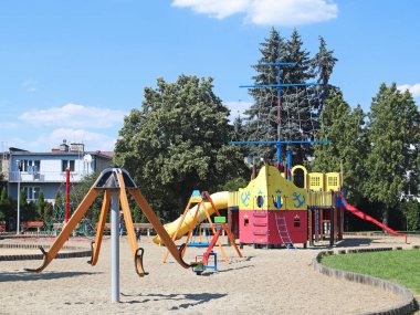 Yaslo, Polonya - 12 Temmuz 2018: Çocuk Bahçesi yeşilliklerle ortasında parkta. Çok renkli değişim ve binalar metal ve ahşap çocuklar için. Genç kuşak oyun yeri.