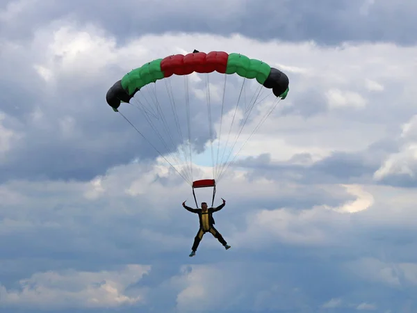 ヤスウォ ポーランド 2018 落下傘兵の困難な気象条件でパラシュートでジャンプします 暗い曇天の中でパラシュート ウイングにシェービング飛行です 飛行手段 — ストック写真