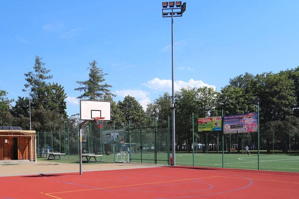 Yaslo Polonya Temmuz 2018 Modern Basketbol Voleybol Sahası Çok Fonksiyonlu — Stok fotoğraf