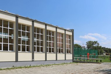 Lubno, Polonya - 9 Temmuz 2018: köy okulunun modern spor salonu. Genç kuşak eğitimi bina. Duvarları büyük camlı pencereler ile. Cephe yapı için çözümü tasarlamak