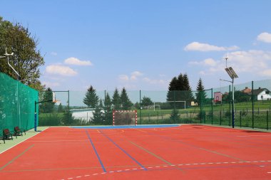 Lubno, Polonya - 9 Temmuz 2018: bir köy okulu avlusunda açık bir stadyum. Genç kuşak eğitimi. Spor, futbol, voleybol ve basketbol için zemin. Doğal kaynakları üzerinde aydınlatma