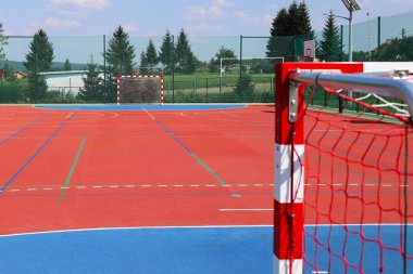 Lubno, Polonya - 9 Temmuz 2018: bir köy okulu avlusunda açık bir stadyum. Genç kuşak eğitimi. Spor, futbol, voleybol ve basketbol için zemin. Doğal kaynakları üzerinde aydınlatma