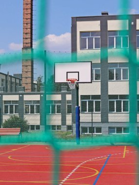 Lubno, Polonya - 9 Temmuz 2018: bir köy okulu avlusunda açık bir stadyum. Genç kuşak eğitimi. Spor, futbol, voleybol ve basketbol için zemin. Doğal kaynakları üzerinde aydınlatma