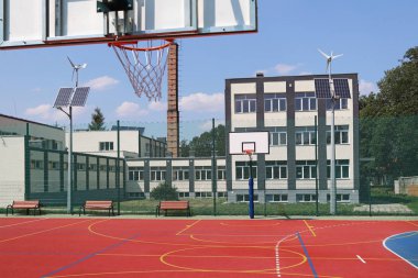 Lubno, Polonya - 9 Temmuz 2018: bir köy okulu avlusunda açık bir stadyum. Genç kuşak eğitimi. Spor, futbol, voleybol ve basketbol için zemin. Doğal kaynakları üzerinde aydınlatma