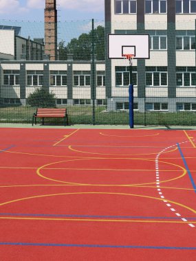 Lubno, Polonya - 9 Temmuz 2018: bir köy okulu avlusunda açık bir stadyum. Genç kuşak eğitimi. Spor, futbol, voleybol ve basketbol için zemin. Doğal kaynakları üzerinde aydınlatma