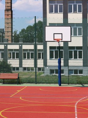 Lubno, Polonya - 9 Temmuz 2018: bir köy okulu avlusunda açık bir stadyum. Genç kuşak eğitimi. Spor, futbol, voleybol ve basketbol için zemin. Doğal kaynakları üzerinde aydınlatma