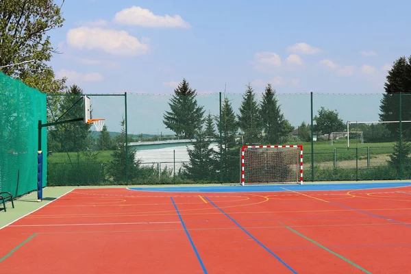 Lubno 2018年7月9日 一个开放体育场在庭院的村庄学校 年轻一代的教育 排球和篮球运动场地 自然光源照明 — 图库照片