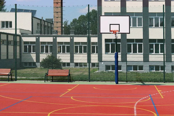 Lubno 2018年7月9日 一个开放体育场在庭院的村庄学校 年轻一代的教育 排球和篮球运动场地 自然光源照明 — 图库照片