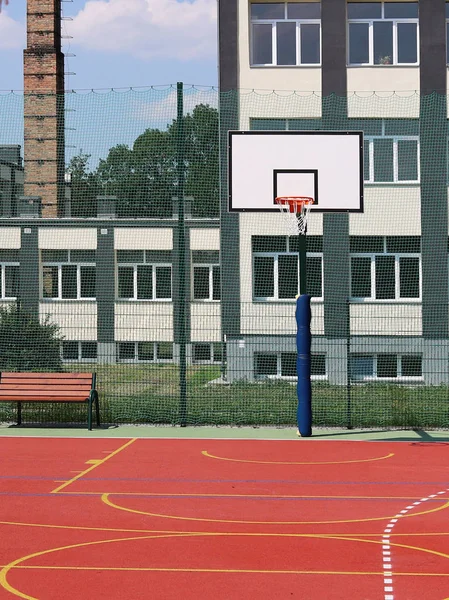 Lubno, Polonya - 9 Temmuz 2018: bir köy okulu avlusunda açık bir stadyum. Genç kuşak eğitimi. Spor, futbol, voleybol ve basketbol için zemin. Doğal kaynakları üzerinde aydınlatma